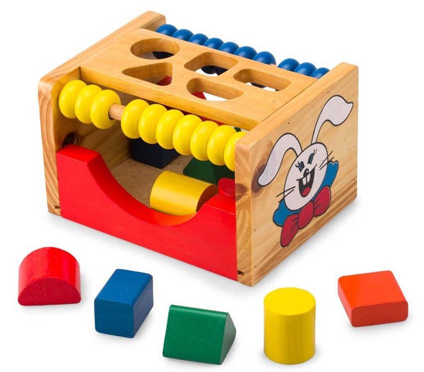 Đồ chơi xếp hình giúp trẻ phân loại các khối hình và màu sắc khác nhau